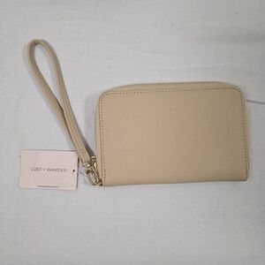 NWT Lost + Wander Passport Wallet Wristlet – Beige Travel Organizer